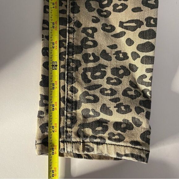Almost Famous Women's Leopard Mid-Rise Skinny Jeans sz 9 - Picture 16 of 16